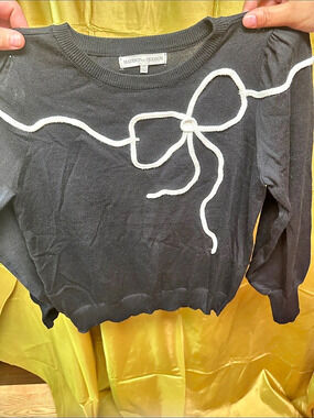 Madison + Hudson Black & White Bow Sweater Size Medium